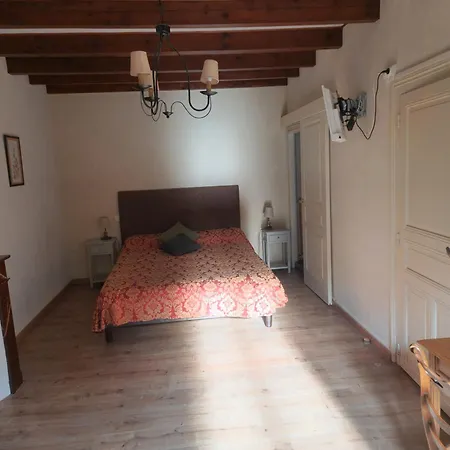 Le Vieux Noyer Bed & Breakfast