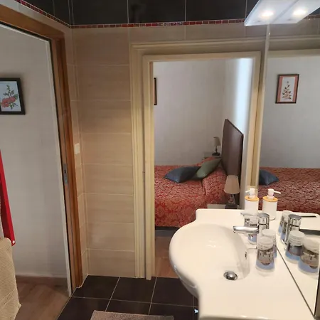 Le Vieux Noyer Bed & Breakfast Reaux